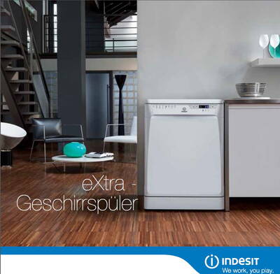 Moderner weißer Indesit-Geschirrspüler in offener Designküche mit Holzfußboden und stilvollen Sitzmöbeln im Hintergrund