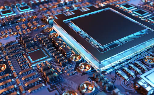 Detailaufnahme einer leuchtenden Leiterplatte mit großem zentralen Mikrochip und feinen, blau schimmernden Schaltkreisen