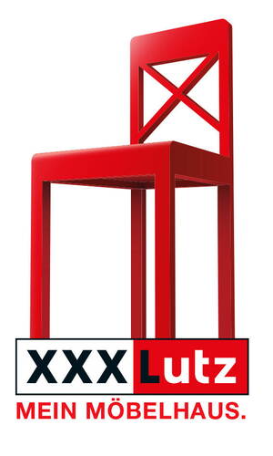 Roter Hochstuhl mit X-förmiger Rückenlehne über dem XXXLutz-Schriftzug und dem Slogan „Mein Möbelhaus“