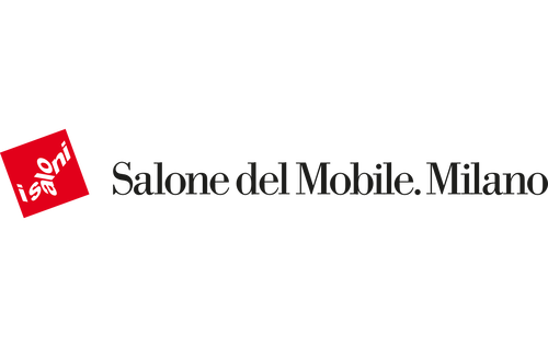 Rotes, schräg gestelltes Quadrat mit weißem Schriftzug „i Saloni“ neben dem schwarzen Textlogo „Salone del Mobile.Milano“ auf schwarzem Hintergrund