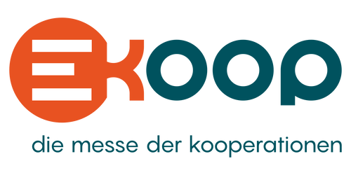 Logo der Messe „Ekoop“ mit orange-blauem Schriftzug und dem Slogan „die messe der kooperationen“ in türkiser Schrift darunter