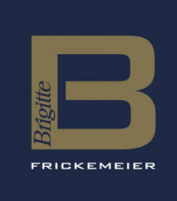 Goldenes Monogramm „B“ mit vertikal gesetztem Vornamen „Brigitte“ und weißem Nachnamen „Frickemeier“ auf dunkelblauem Hintergrund
