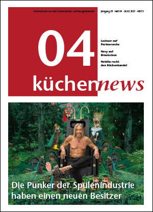 Titelseite der Fachzeitschrift „küchennews“ mit einem muskulösen, oberkörperfreien Mann auf einem Thron inmitten eines dichten Waldes, umgeben von bunten Küchen- und Spülenaccessoires, darunter die Überschrift „Die Punker der Spülenindustrie haben einen neuen Besitzer“.