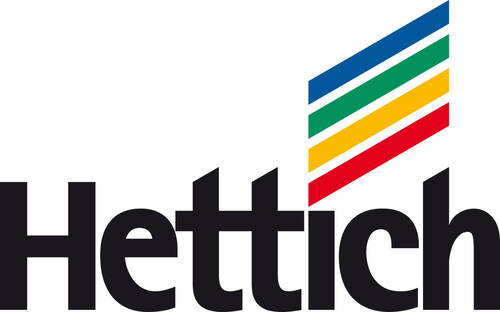 Schwarzes Hettich-Logo mit schrägen, parallelen Streifen in Blau, Grün, Gelb und Rot oberhalb des Schriftzugs