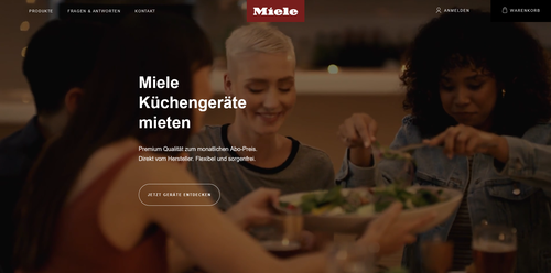 Junge Menschen sitzen abends gemeinsam am Tisch, teilen einen großen Salat und genießen ihr Essen, während daneben der Werbetext für das Mieten von Miele Küchengeräten eingeblendet ist.