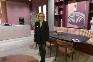 Im neu bezogenen Showroom hat Ballerina-Chefin Heidrun Brinkmeyer z. B. bei der Akzentbeleuchtung selbst Regie geführt. Die Bandbreite reicht von der eleganten Luxusküche mit Wet Kitchen bis zu kompakten Melamin-Kojen.