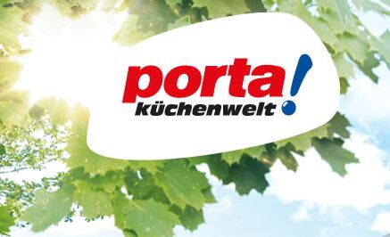 Porta Küchenwelt Logo vor sonnigem Himmel und grünen Ahornblättern