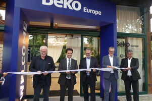 Zum Ribbon-Cutting lud die Beko-Europaführung Ex-Fußballer Rudi Völler auf Gut Böckel ein. Tochter Bauknecht qualifiziert sich nun mit der „Elite“-Serie stärker fürs Premiumsegment.