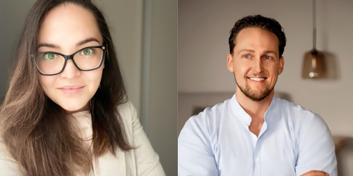 Zwei lächelnde Personen im Porträt, links eine Frau mit langen braunen Haaren und Brille in heller Jacke, rechts ein Mann mit kurzem gelocktem Haar im hellblauen Hemd in einem modern eingerichteten Raum