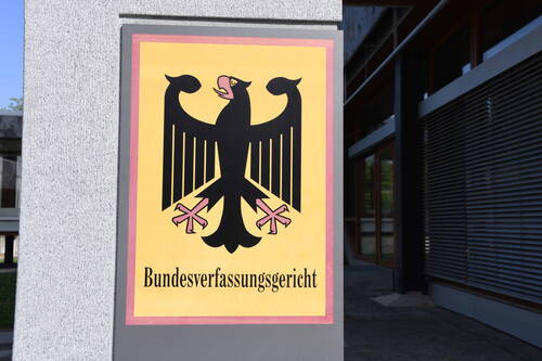 Eingangsschild des Bundesverfassungsgerichts mit Bundesadler-Emblem an der Fassade des Gerichtsgebäudes in Karlsruhe
