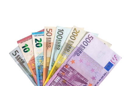 Fächerförmig ausgebreitete Euro-Banknoten von 5 bis 500 Euro auf weißem Hintergrund