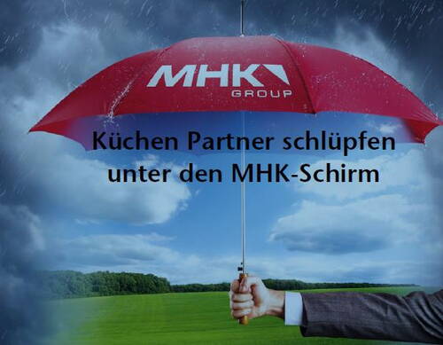 Roter MHK-Regenschirm schützt im Regen eine Person vor Unwetter, während im Hintergrund eine grüne Landschaft und der Slogan „Küchen Partner schlüpfen unter den MHK-Schirm“ zu sehen sind.