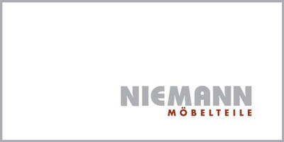 Minimalistisches Niemann-Möbelteile-Logo mit grauer Wortmarke und rotem Untertitel auf weißem Hintergrund