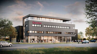 Modernes Bürogebäude mit Quooker-Logo, großen Glasfassaden und Menschen, die auf dem Gehweg und der Dachterrasse entlanggehen.