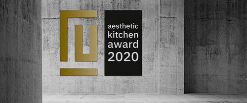 Goldenes Logo und Schriftzug „aesthetic kitchen award 2020“ an einer Betonwand in modern-minimalistischem Design