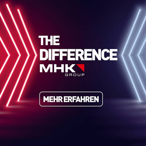 Leuchtende rote und blaue Neonpfeile rahmen den Schriftzug „The Difference MHK Group“ mit darunterliegendem Button „Mehr erfahren“ auf dunklem Hintergrund ein