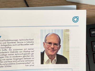Mittelalterlicher Mann mit Brille lächelt im Porträtfoto in einem gedruckten Magazin neben einem deutschen Textabschnitt über seine berufliche Tätigkeit