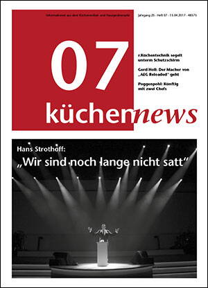 Titelblatt der Fachzeitschrift „kuechennews“ mit roter Kopfzeile und großem weißen „07“, darunter eine schwarz-weiße Bühnenaufnahme von Hans Strothoff am Rednerpult im starken Scheinwerferlicht sowie dem Zitat „Wir sind noch lange nicht satt“