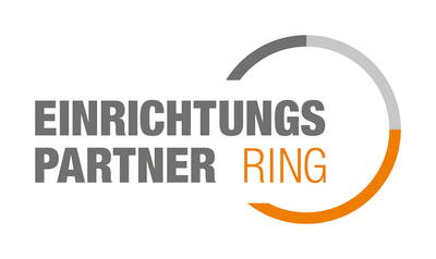 Logo mit dem Schriftzug „Einrichtungspartner Ring“ in grauer und orangefarbener Schrift, rechts ergänzt durch einen offenen, dreifarbigen Kreis in Grau, Dunkelgrau und Orange.