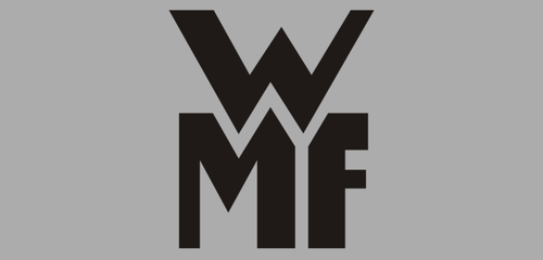 Schwarzes WMF-Logo mit den übereinander angeordneten Buchstaben W, M und F auf hellgrauem Hintergrund