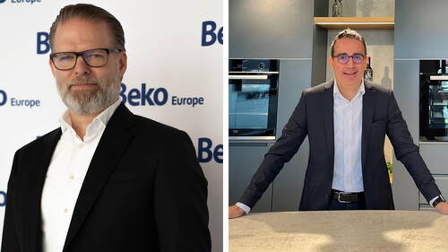 Zwei Geschäftsleute in Anzügen nebeneinander, links vor einer Beko-Europe-Wand im Porträt, rechts an einer modernen Kücheninsel mit eingebauten Beko-Backöfen im Hintergrund.
