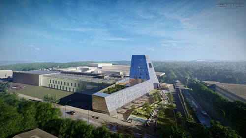 Futuristischer Verwaltungs- und Forschungsbau mit markantem, schräg aufragendem Turm, begrünten Dachflächen und Solarpanels, eingebettet in eine weitläufige, bewaldete Umgebung an einer breiten Allee.