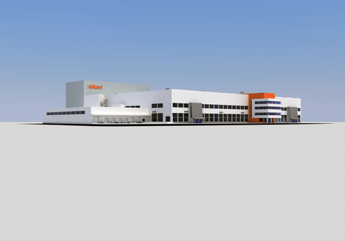 Modernes Logistik- und Produktionsgebäude mit weißer Fassade, großem Lagerkubus und orangefarben akzentuiertem Eingangsbereich vor klarem blauem Himmel