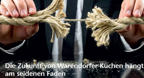 Mann im Anzug hält ein stark ausgefranstes Seil, dessen Mitte nur noch von wenigen Fasern zusammengehalten wird