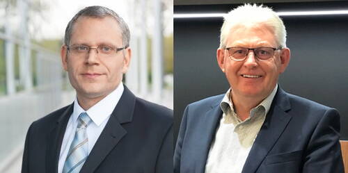 Zwei lächelnde Männer mittleren Alters im Anzug, nebeneinander in Porträtaufnahmen, der linke vor einem hellen, modernen Außenbereich, der rechte in einem dunklen Innenraum mit Präsentationsumgebung.