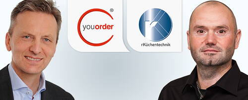 Zwei Männer blicken in die Kamera, zwischen ihnen erscheinen die Logos von youorder und rKüchentechnik auf hellem Hintergrund