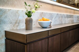 Metallic- und Spiegelflächen, exklusives Vitrinenglas und raffinierte Leuchtprofile kennzeichnen die weiterentwickelte SG6 von SieMatic. Auch der Metall-Furnier-Verbund im filigranen Rahmen signalisiert Exklusivität.