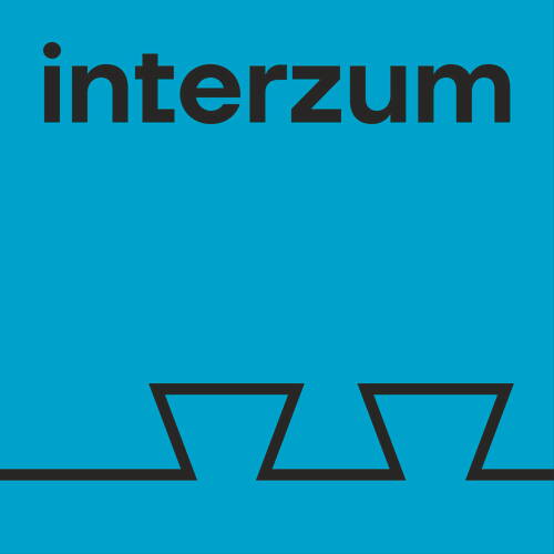 Weißes „interzum“-Logo auf rotem Hintergrund mit stilisierter, weißer Zickzack-Linie am unteren Rand