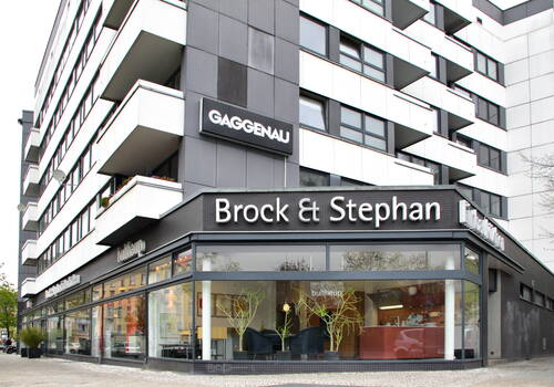 Eckgeschäft „Brock & Stephan“ mit großen Schaufenstern und moderner Küchenausstellung im Erdgeschoss eines mehrstöckigen Wohnhauses