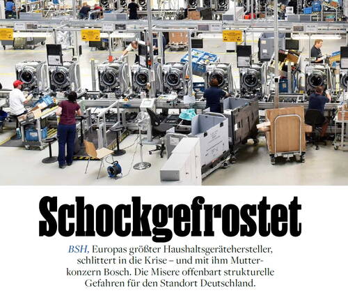 Arbeiter montieren in einer großen Fabrikhalle Waschmaschinen an einem langen Fertigungsband, während darunter eine Schlagzeile über die Krise des Hausgeräteherstellers BSH steht.