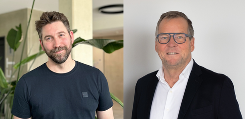 Zwei Männer nebeneinander im Porträt: links ein lächelnder Mann im dunklen T‑Shirt in einem modernen Büro mit Pflanzen, rechts ein älterer Mann im Anzug mit Brille vor hellem Hintergrund.