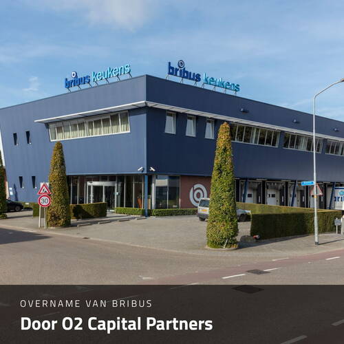 Modernes Bribus-Keukens-Firmengebäude an einer Straßenkreuzung mit Hinweisschildern und der Einblendung „Overname van Bribus door O2 Capital Partners“ am unteren Bildrand