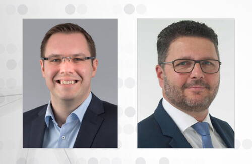 Zwei Männer im Anzug und mit Brille lächeln in getrennten Porträtaufnahmen vor neutralem Hintergrund in die Kamera.