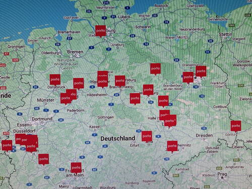 Deutschlandkarte mit zahlreichen rot markierten „porta“-Standorten, die sich von der Nordseeküste über Bremen, Hamburg und Hannover bis nach Berlin, Frankfurt am Main, Dresden und ins Ruhrgebiet verteilen.