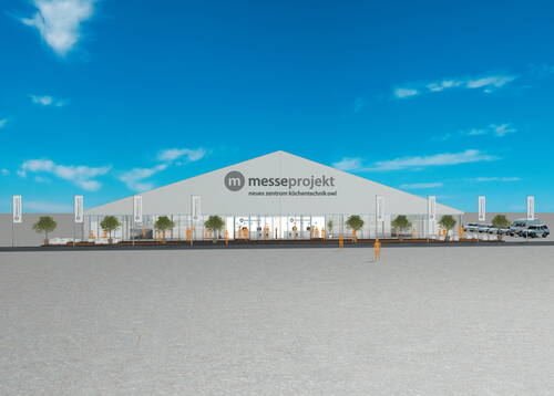 Großes weißes Messezelt „messeprojekt“ mit verglaster Front, Besuchern, Bäumen und geparkten Fahrzeugen auf einem weitläufigen Vorplatz unter blauem Himmel