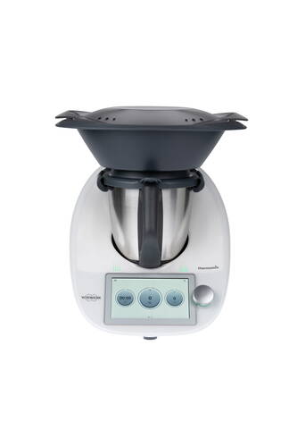 Weiße Küchenmaschine mit Edelstahlmixbehälter, aufgesetztem Dampfgaraufsatz und digitalem Touchdisplay in der Frontansicht