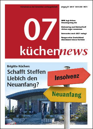 Titelseite des Magazins „küchennews“ mit der Schlagzeile zu Brigitte Küchen und der Frage nach Steffen Liebichs Neuanfang, illustriert durch ein Straßenschild mit den Richtungen „Insolvenz“ und „Neuanfang“ vor einem modernen Firmengebäude