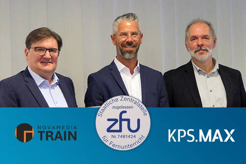Drei geschäftlich gekleidete Männer lächeln in die Kamera, darunter ein blauer Banner mit den Logos von Novamedia Train, KPS.MAX und dem ZFU-Siegel für zugelassenen Fernunterricht
