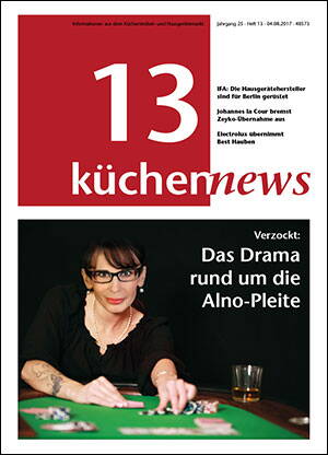 Frau mit Pokerkarten und Jetons an einem Spieltisch illustriert das Titelthema „Verzockt: Das Drama rund um die Alno-Pleite“ der Zeitschrift „küchennews“