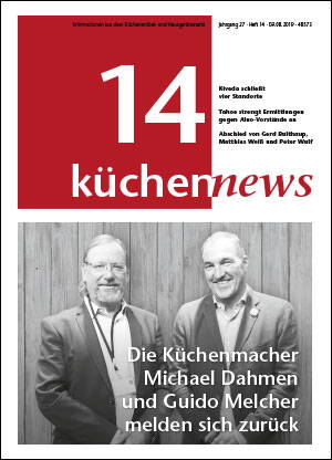 Titelseite des Fachmagazins „küchennews“ mit schwarz-weiß-Foto von zwei lächelnden Männern im Anzug vor Holzwand und der Schlagzeile „Die Küchenmacher Michael Dahmen und Guido Melcher melden sich zurück“
