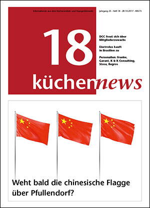 Titelblatt der Fachzeitschrift „küchennews“ mit drei wehenden chinesischen Flaggen und der provokanten Schlagzeile „Weht bald die chinesische Flagge über Pfullendorf?“