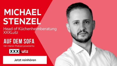 Werbegrafik für den Interior-Podcast „Auf dem Sofa“ von XXXLutz mit Michael Stenzel, Head of Küchenheimberatung, in Schwarz-Weiß-Porträt vor rotem Hintergrund und Button „Jetzt reinhören“