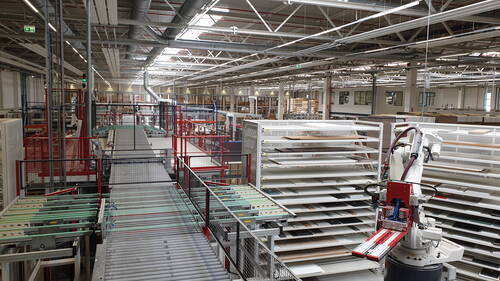 Automatisierte Produktionshalle mit Industrieroboter, Förderbändern und hohen Regalanlagen zur Lagerung von Plattenmaterial