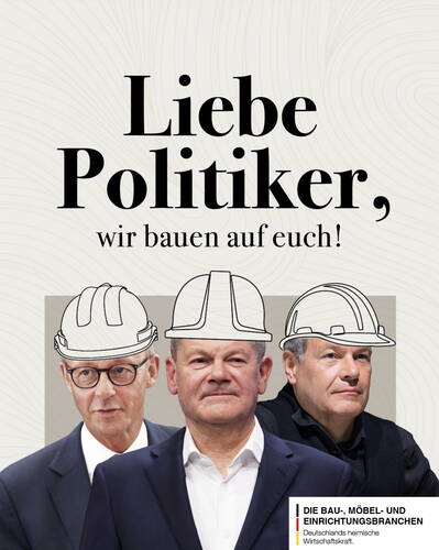 Drei deutsche Spitzenpolitiker mit gezeichneten Bauhelmen vor dem Slogan „Liebe Politiker, wir bauen auf euch!“ als Appell der Bau-, Möbel- und Einrichtungsbranchen.