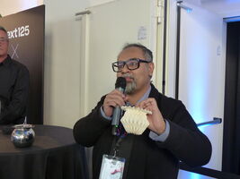 Großer Auftritt für den neuen Creative Maker Ankon Mitra: Im Superstudio Più erklärte dieser das neue Leitmotiv für next125 „Un:Fold“ anhand eines indischen Kochgefäßes.
