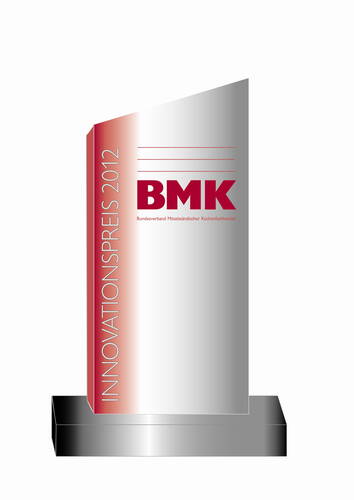 Silberner BMK-Innovationspreis 2012 mit rotem Seitenstreifen und dem Schriftzug „Bundesverband Mittelständischer Küchenfachhandel“ auf rechteckigem Sockel